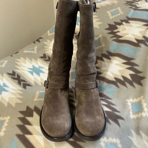 La CANADIENNE Brown Heeled Boots Classic Design